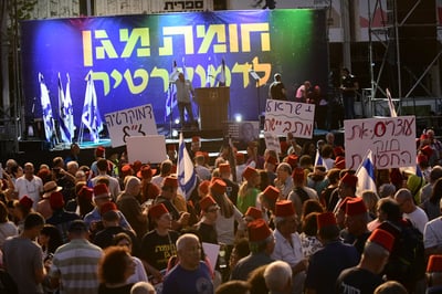 עשרות אלפים מפגינים נגד נתניהו: "לא נהיה כבשים"