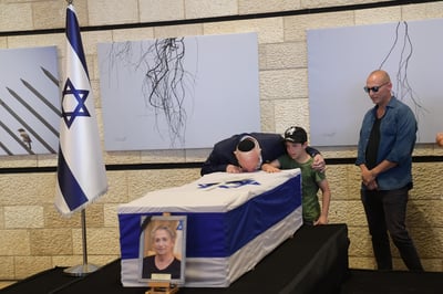 צפו: הנשיא ריבלין אומר קדיש לזכרה של רעייתו