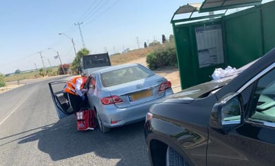 ברכב מקושט: בדרך לחופה; החתן עצר להציל חיים