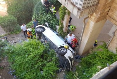 אישה נלכדה ברכב שנפל מגובה בירושלים