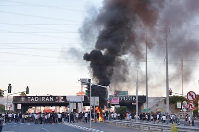 תיעוד: שוטר נפגע מאבנים שיידו מתפרעים, וירה באוויר
