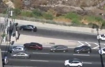 צפו: נוסע רוורס בכביש סואן ומסכן את התנועה