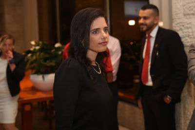 "עושים פה אונס קבוצתי, איילת ישרה כמו סרגל"