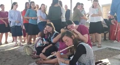 מצמרר:חברות של רינה הי"ד נפרדות ממנה בנגינה. צפו