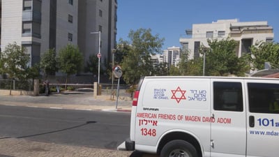 בן עשר נפל מקומה שישית: "נלחמים על חייו"