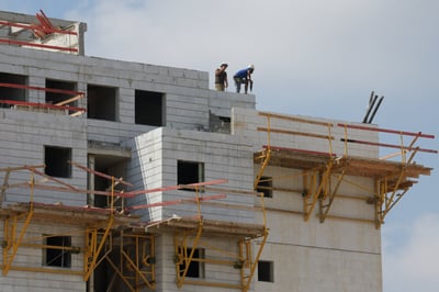 הרצליה: פועל בניין נפל מגובה 9 קומות ונהרג