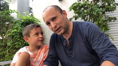 בנט ובנו דוד בסרטון מתוק על 4 המינים ובחירות. צפו
