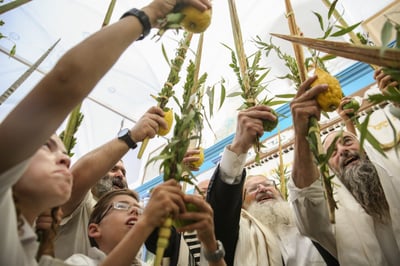 מרהיב: מאות בתפילת 'הלל' עם הרב שמואל אליהו. צפו