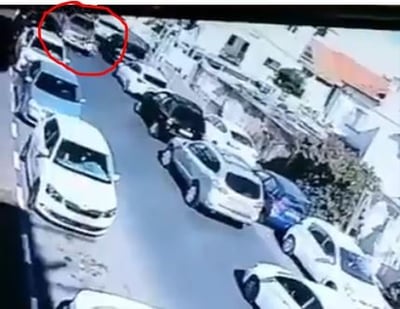 תיעוד דרמטי: בן 8 התפרץ לכביש והועף למרחק. צפו