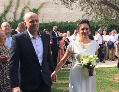אמילי עמרוסי התחתנה: כל הברנז'ה הגיעה. צפו