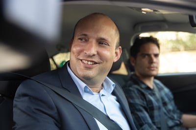 כעוף החול: בנט שוב נוסק, אך יש גם סכנות מסביב
