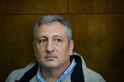 תיק 4000: גרסאות סותרות של ניר חפץ