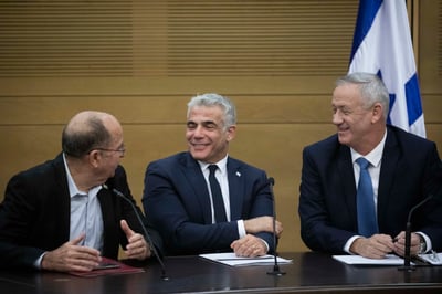 עזבו את נתניהו: ראשי כחול לבן יכריעו במתווה בנשיא