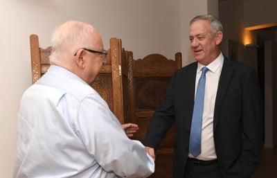 גנץ נפגש עם הנשיא: "אעשה הכל למנוע בחירות"