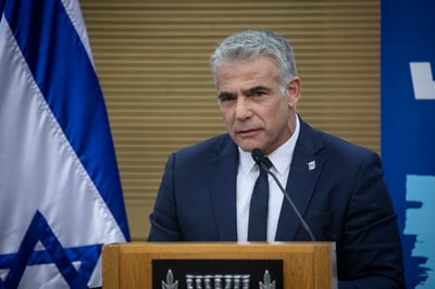 לפיד תוקף: "גנץ רימה אותנו וישב תחת נאשם במרמה"