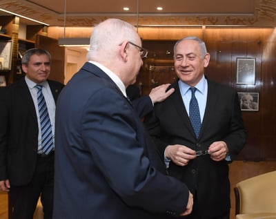 בכיר בכחול לבן לסרוגים: "יש מגעים, עוד רחוקה הדרך"