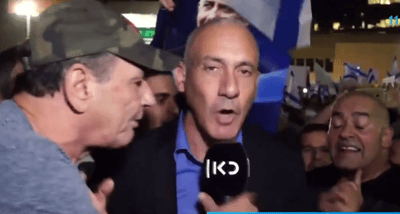 צפו: יריקות, קללות והפרעה לשידור כתב 'כאן' בהפגנה