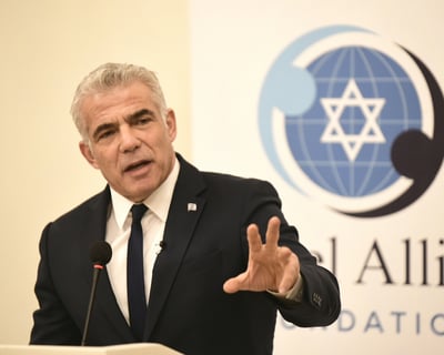 לפיד על הבחירות בבריטניה: קורבין הוא אנטישמי וגזען