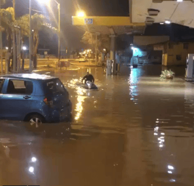 הצפות ונזקים בחיפה: עץ קרס, משפחה חולצה מרכבה