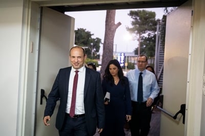 בנט בקבוצה סגורה: "מכוון למצביעי כחול לבן וליברמן"