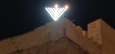 אור גדול: חנוכיית ענק הוצבה בגג מערת המכפלה