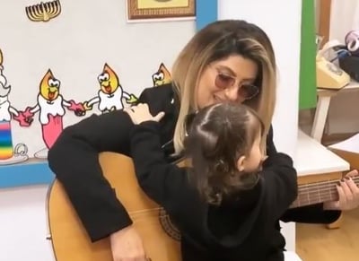 מקסים: שרית חדד הפתיעה את ילדי הגן של בתה נויה
