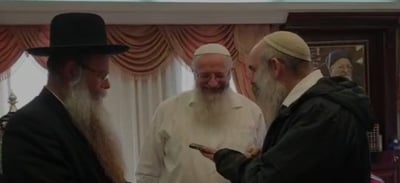 שלושת הרבנים בשיחה עם הרב פרץ