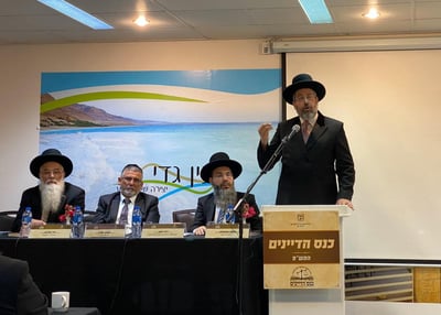 הרב לאו: גורמים פוליטיים תוקפים את הדיינים