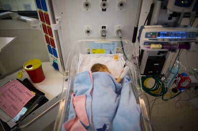 בן שנה וחצי לא התעורר משנתו בשבת, מצבו אנוש