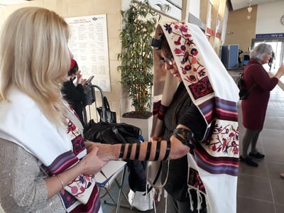 באישור סמוטריץ': נשות הכותל הקימו דוכן תפילין