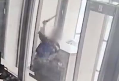 מתנפל, שולף ודוקר: תיעוד פיגוע הדקירה בחברון. צפו