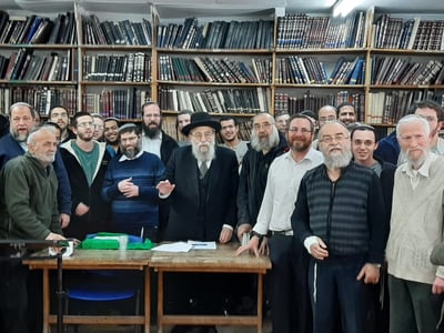 צפו: תלמידי ישיבת מרכז הרב באו לתמוך ברב שטרן