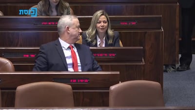 רגע אחרי ההצבעה: מה לחש גנץ לחיימוביץ? • צפו