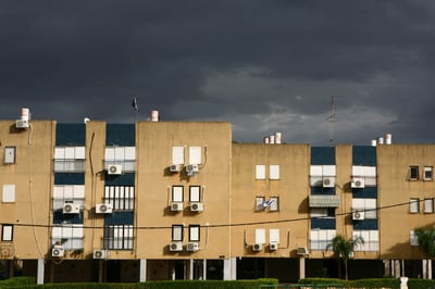 שו"ת: אי אפשר להצטרף למניין במרפסות, גם לא בזום