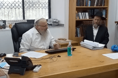 צפו: הרב שמואל אליהו מוכר את החמץ של גולשי 'סרוגים'
