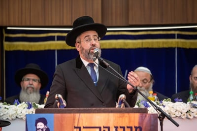 הרב הראשי לישראל מצטרף למיזם כתיבת ספרי התורה