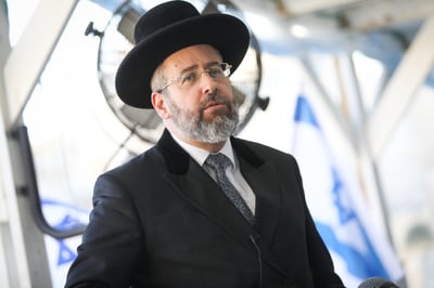 הרב לאו: תפילה בלי הקפדה על ההנחיות- מצווה הבאה בעבירה