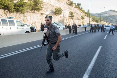 שער אפרים: שני חשודים ניסו לגנוב נשק מחייל ונעצרו