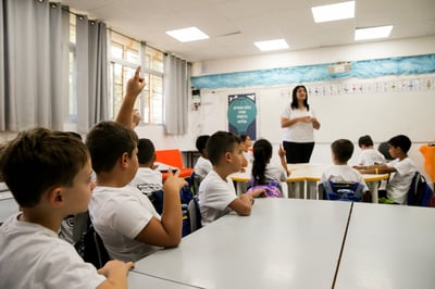 בלי קפסולות בגנים; למידה היברידית בכיתות א'-יב'