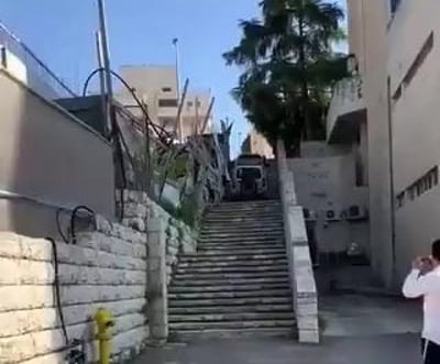 צפו בתיעוד: הרכב נסע במעלה מדרגות, הנהג נעצר