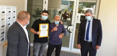 הרב רפי העניק תעודה לנכד שעבר לגור עם סבא שלו