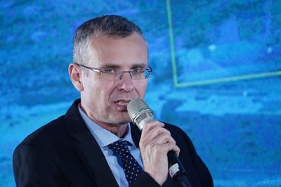 לוין: "דברים חצופים", אלחייני: "עור הנחש"