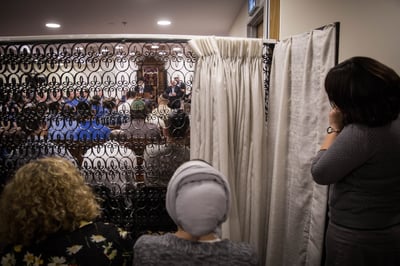 מניין נוסף על חשבון עזרת נשים? הרב שרלו משיב
