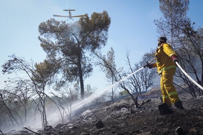 שריפת קוצים באלפי מנשה: האש מסכנת את בתי הישוב
