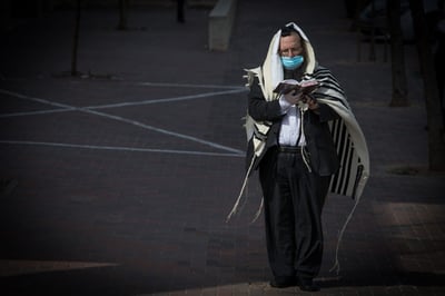 הממשלה הרחיבה את מספר המתפללים בבתי כנסת
