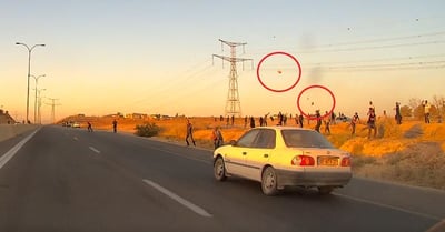 תיעוד: רכבים נקלעו למארב אבנים מול עשרות בדואים