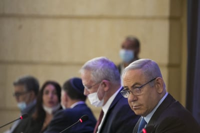 גנץ לנתניהו: כנס היום את הקבינט לאישור התו הירוק