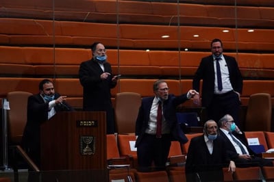 אצבע מאשימה כלפי הליכוד, הח"כים החרדים בהצבעה