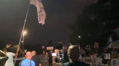 שכן של נתניהו בקיסריה יצא למפגינים עם דגל הליכוד