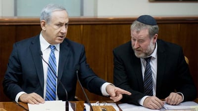 אביחי מנדלבליט ובנימין נתניהו.